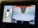 パノラミックビューモニターを装備。駐車場や交差点でクルマを真上から見るように周囲を確認できます。機能の詳細は販売店スタッフまでおたずねください。