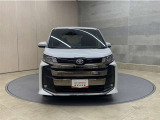 お車購入のポイントとなるフロントマスクです!シャープな目つきが印象的なデザインのヘッドランプです。
