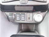 運転席と助手席のシートヒータースイッチです。2段階の温度調節機能付ですのでお好みの暖かさに設定可能ですね。USB電源ソケットはタイプAとCが前席に、後席にはタイプAが2個付いてますのでスマホ充電も楽々!