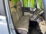 運転席まわりには十分なスペースがあり、大柄な方でもゆったり運転していただける環境です。