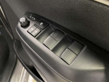 運転席から全ての窓の開閉が出来るパワーウインドウ装備☆