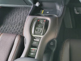 運転席より操作性の良いシフトスイッチと、電子パーキングブレーキ・ブレーキホールド等の画像です。