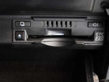 運転席お膝元にETCカード挿入口がございます。