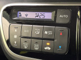 【オートエアコン】一度お好みの温度に設定すれば、車内の温度を検知し風量や温度を自動で調整。暑い&hellip;寒い&hellip;と何度もスイッチ操作をする必要はありません。快適な車内空間には必須の機能ですね♪