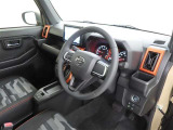 シンプルで使いやすいデザインの運転席です。