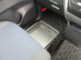 助手席シートアンダーボックス(車検証収納トレイ付)