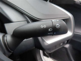 スイッチをオートに設定しておけば、車外の明るさに応じて自動的にヘッドランプを点灯・消灯します。夕暮れ時やトンネルの続く山道などを走行する時に便利なコンライトを装備しています。