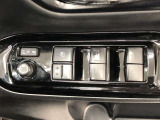 パワーウィンドは今や当たり前の機能ですが、無いと困る機能です。運転席からの操作で、全席の窓を振るオープンにしたり、フルクローズが可能です。