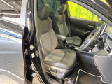 運転席まわりには十分なスペースがあり、大柄な方でもゆったり運転していただける環境です。