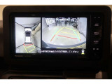 パノラミックビューモニター付きです。車両を上から見たような映像をディスプレイ画面上に表示。運転席からの目視だけでは見にくい、車両周辺の状況をリアルタイムでしっかり確認できます。