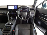 革巻きステアリングで快適な操作性の運転席です。