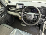 【室内】運転席周りも操作がしやすいように配置されています。装備色々、室内もキレイな状態に仕上げてございます
