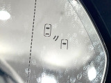 【ブラインドスポットモニター】走行中、ドアミラーの死角になりやすい箇所に後続車が接近するとサイドミラーのレンズに警告を表示!ドライバーに注意喚起をしてくれます。