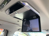 天井に後席用モニターが付いています。