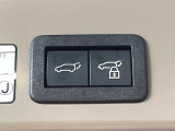 【パワーバックドア】スマートキーや運転席のボタンを押すだけでリアゲートが自動で開閉します!荷物を持っている時や、高い位置にあるバックドアを閉める際に便利な機能です♪