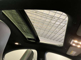 パノラミックルーフで明るい車内と開放感あるドライブをお楽しみいただけます。