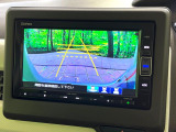 【バックカメラ】駐車時に後方がリアルタイム映像で確認できます。大型商業施設や立体駐車場での駐車時や、夜間のバック時に大活躍!運転スキルに関わらず、今や必須となった装備のひとつです!