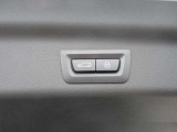 電動リアゲート装備です。バンパー下でのキックスイッチも装備されております。