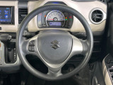 インテリアに合わせたデザインのステアリングは、運転される方のことも考え、運転しやすい形状、大きさです。是非一度、実際に触ってお確かめください。