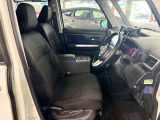 運転席の画像です。足元やシートまわりに余裕があり、リラックスした姿勢で運転が可能です。視界も良好で操作系へのアクセスもしやすく、快適で安心感のあるドライブをサポートします。