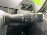 【オートライト】周りの明るさに応じて自動でヘッドライトの点灯・消灯ができる機能です!ライトの付け忘れ・消し忘れなどが無くなり、雨の日や夕方の走行も安心!トンネル通過時も便利ですね♪