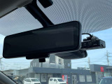 車両後方のカメラ映像を映し出し、車内の状況や、天候などに影響されずいつでもクリアな後方視界が得られるインテリジェントル-ムミラ-が装備されております。