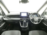 シンプルで見やすいデザイン、運転に集中できる快適な空間です。