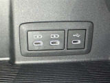 充電用USB端子付き。スマートフォンなどの充電に便利です。