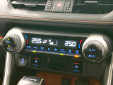 【左右独立型フルオートエアコン】運転席と助手席でそれぞれお好みの温度に設定可能。同乗者にも配慮した、快適な空調をお届け致します。