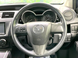 インテリアに合わせたデザインのステアリングは、運転される方のことも考え、運転しやすい形状、大きさです。是非一度、実際に触ってお確かめください。