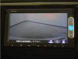バックカメラ搭載です!車庫入れが苦手な人はもちろん、車両感覚に自信がある人にもお勧めです!見えない箇所が見えるようになるので、低い障害物や隠れてしまっている子供の存在等にも気付く事が出来ます。