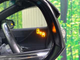 【ブラインドスポットモニター】走行中、ドアミラーの死角になりやすい箇所に後続車が接近するとサイドミラーのレンズに警告を表示!ドライバーに注意喚起をしてくれます。