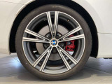 BMWの純正アロイホイールは軽量かつ強度にも優れているホイールで走行性能を引き上げる設計になっております。足元にもBMWは妥協がなくこだわっている個所になります。