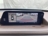 狭い場所での駐車やすれ違いなどでより的確な運転操作に役立つ360&deg;ビューモニターが装備されています。