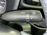 【オートライト】車外の明るさに応じて、自動的にライトの点灯・消灯をしてくれます。