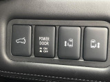 【両側パワースライドドア】スマートキーや運転席のスイッチで後席両側スライドドアの開閉が可能♪電動だから力を入れてドアを開ける必要がありません。
