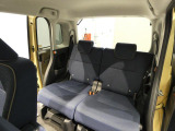 【すっきりした後席】後席シート地もきれいに仕上げられており、お荷物を置く際や大切なゲストをお迎えするときも安心です。足元まで丁寧に整えられた空間が広がります。