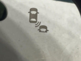 【ブラインドスポットインフォメーション】走行中、ドアミラーの死角になりやすい箇所に後続車が接近するとサイドミラー付近に警告を表示、ドライバーに注意喚起をしてくれます。