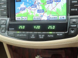 ★運転席と助手席でそれぞれお好みに合わせて温度設定が行えるフルオートエアコンです。外気温や室温、日射量を感知し、吹き出し温度、風量を緻密に制御します