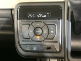 【オートエアコン】一度お好みの温度に設定すれば、車内の温度を検知し風量や温度を自動で調整。暑い&hellip;寒い&hellip;と何度もスイッチ操作をする必要はありません。快適な車内空間には必須の機能ですね♪