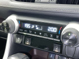 左右独立温度コントロールフルオートエアコンです。運転席、助手席それぞれで独立して温度設定ができます。冷え性の方が乗っても安心ですね♪