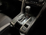 中古車選びで意外と見落としがちなポイントが、シフトレバー周辺の状態です。今回掲載している画像では、操作部分の使用感をはじめ、パネルの傷や擦れ、ボタン類の動作跡など、確認していただけます。