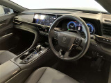 運転席周りのレイアウトをご覧ください。ナビゲーションが綺麗に装着されすっきり収まってますね!