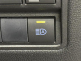 【AHB:オートマチックハイビーム】クルマに搭載されたシステムが、先行車や対向車の存在のほか周囲の明るさを検知し、ハイビームとロービームを自動で切り替える機能です。