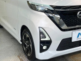 【LEDヘッドライト】悪天候や夜間走行時も良好な視界を確保し安心して運転できる高輝度LEDヘッドライトを装備!点灯速度が早く、消費電力も抑えられています。