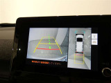 パノラミックビューモニター付きです。車両を上から見たような映像を画面に表示。運転席からの目視だけでは見にくい、車両周辺の状況をリアルタイムでしっかり確認できます。