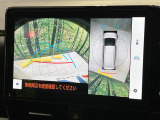 【パノラミックビューモニター】専用のカメラにより、上から見下ろしたような視点で360度クルマの周囲を確認することができます☆死角部分も確認しやすく、狭い場所での切り返しや駐車もスムーズに行えます。