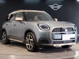 MINIのフロントグリルのデザインはイギリスで生まれた当初から、シルバーのサイドバーが折り重なった伝統的なデザインで御座います。その伝統はBMWのお車になってからでも少しずつ形を変えて守られております