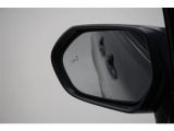 隣車線を走る車両をレーダーで検知し、ドアミラーでは確認しにくい後側方エリアに存在する車両に加え、急接近してくる車両も検知します。車両を検知するとドアミラーに搭載されたLEDインジケーターが点灯します。