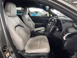 運転席の画像です。足元やシートまわりに余裕があり、リラックスした姿勢で運転が可能です。視界も良好で操作系へのアクセスもしやすく、快適で安心感のあるドライブをサポートします。